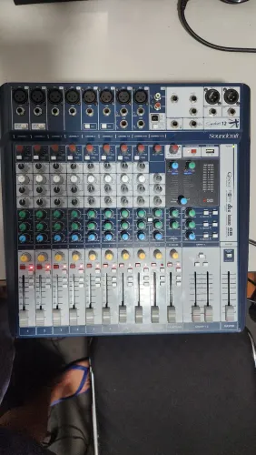 Mesa de som soundcraft signature12