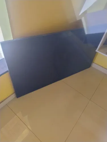 Smartv Samsung 55 trincou a tela mais da pra tirar algumas peças controle funcionando