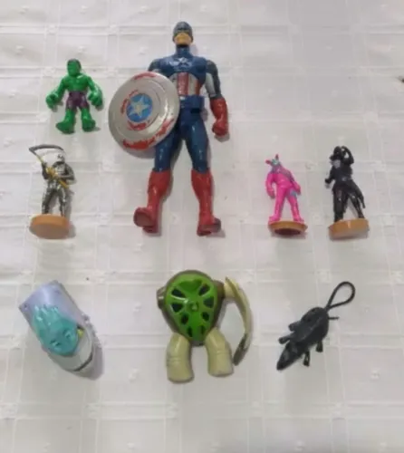 Bonecos Heróis Marvel e Ben 10 - Desapego