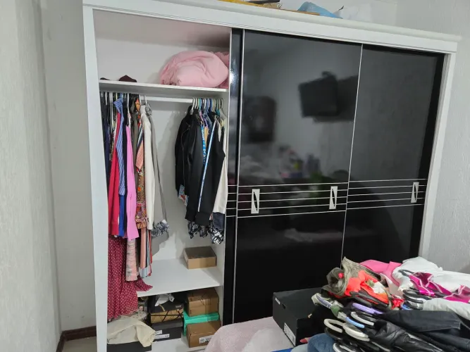 Conjunto de um Guarda roupa e uma cômoda da marca bartira muito conservada.