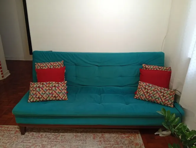 SOFA CAMA USADO, COM UMA MANCHINHA DE ESMALTE.