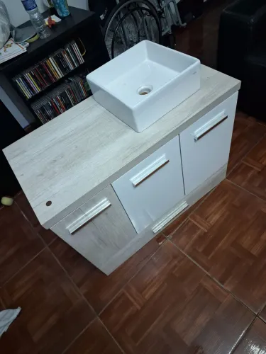 ARMÁRIO DE BANHEIRO EM EXCELENTE ESTADO cC/ VÁLVULA DE PIA RETRÁTIL