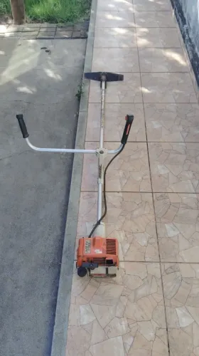 Roçadeira Stihl FS 220.