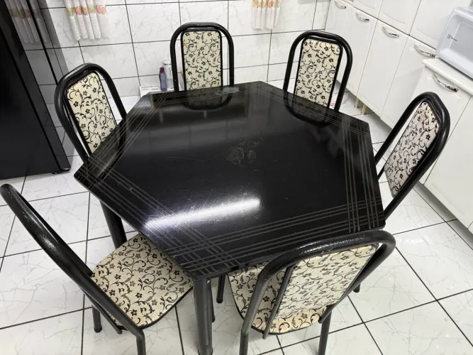 Mesa com tampo de mármore hexagonal 6 cadeiras