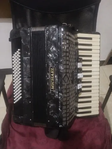 Vendo sanfona 80 baixos
