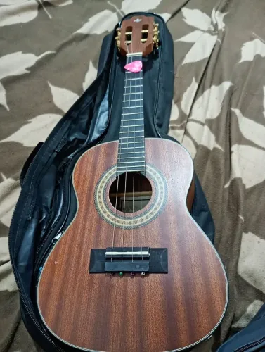 cavaquinho Strinberg CS25 MGS (Mahogany Satin) com acabamento fosco em mogno
