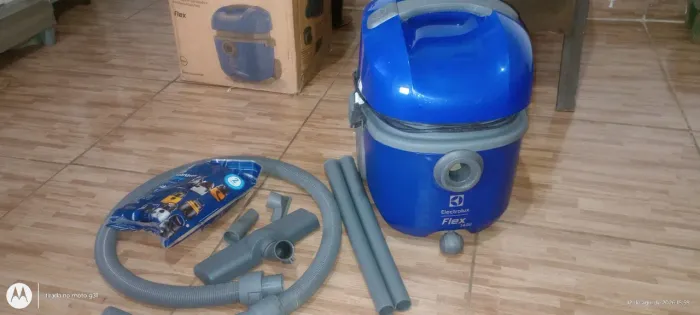 Vende se um aspirador de pó Eletrolux flex semi novo pouco usado telefone *