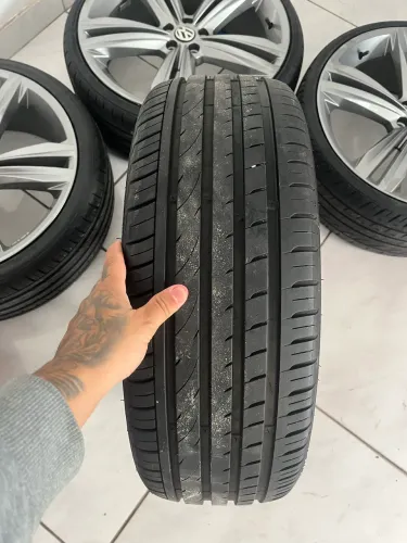 Pneus 225/30