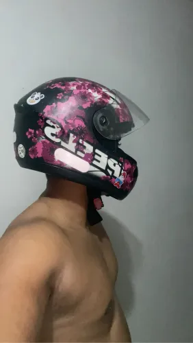 Capacete ideal para mulher, só higienizar e fica novo , pouco tempo de uso.