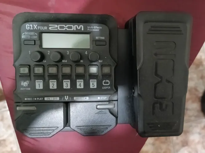 Pedaleira zoom g1x four