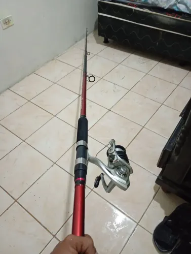 Vara de pesca com molinete