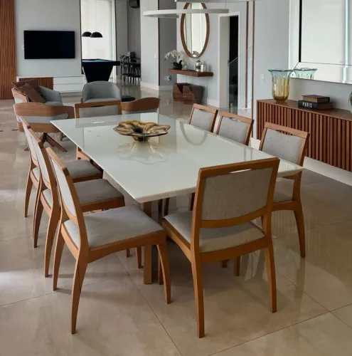 Mesa de jantar retangular Brasil Contemporâneo com 8 cadeiras.