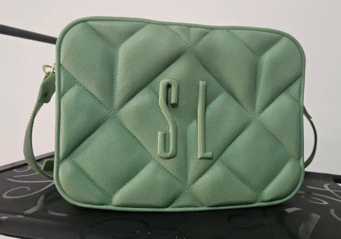 Bolsa verde tamanho médio.