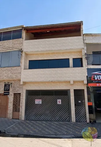 Casa com 4 dorm.(1 suíte), 3 banheiros, cozinha, churrasqueira, sacada e garagem