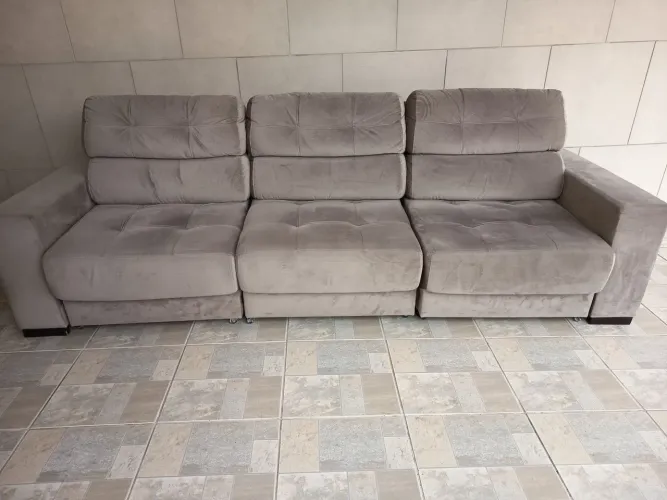 Sofá 3 lugares 2,80m, bege reclinável e extensível.