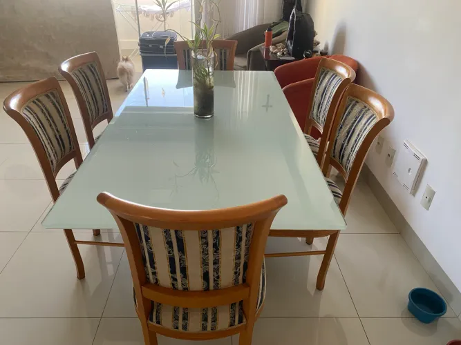 Mesa de Jantar 6 Lugares - Pé em Granito Trabalhado + Vidro + 6 Cadeiras Maciças