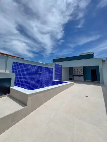 Casa com piscina e 3 quartos em Itanhaém - R$ 460.000,00.