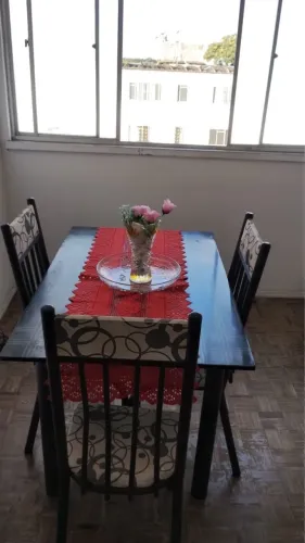 MESA DE MÁRMORE COM 4 CADEIRAS