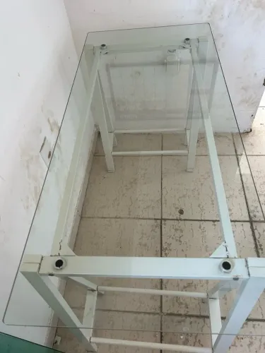 Mesa/escrivaninha de vidro com cavalete