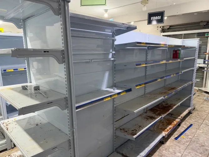 Gôndolas prateleiras supermercado