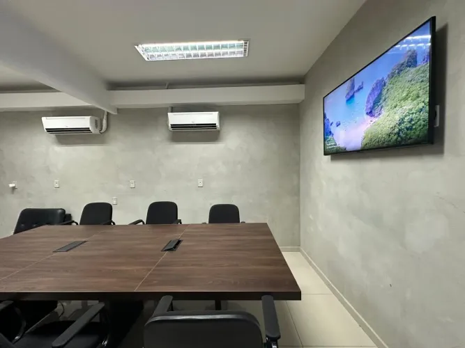 Mesa de reunião corporativa 8 lugares 2,40m com Passa Cabos - Excelente estado