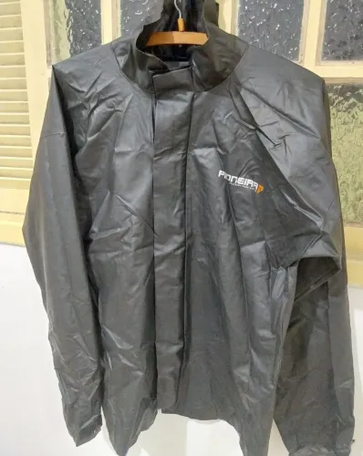 Vendo conjunto para motoqueiro, uma jaqueta e duas calças.