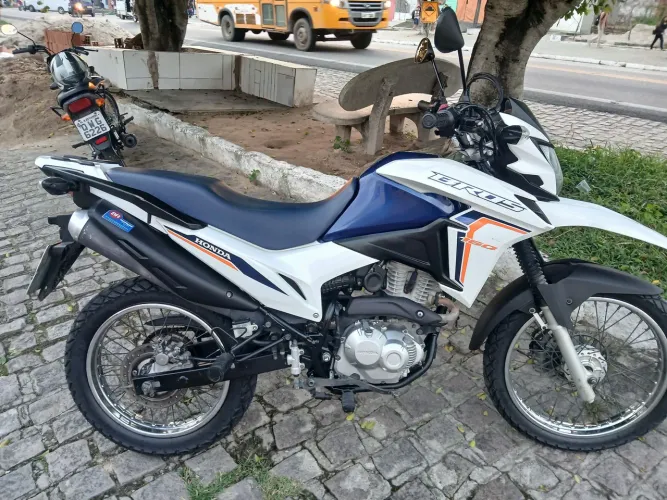Honda bros ano 2023 modelo 2024