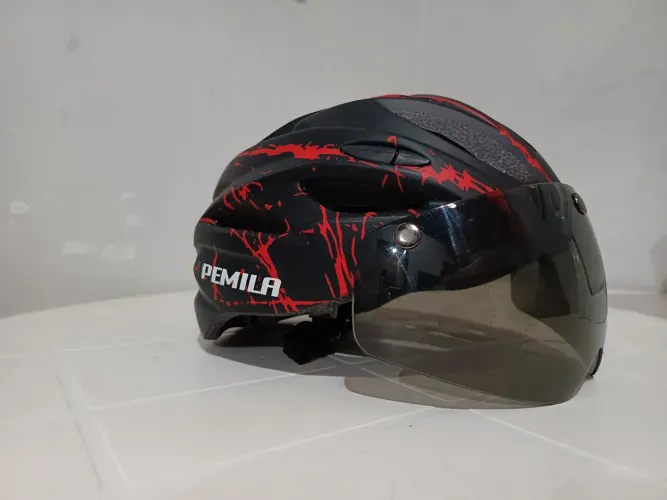 Capacete com viseira removível seminovo