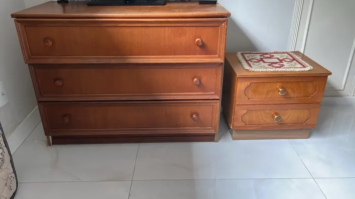 Cômoda + mesa de cabeceira