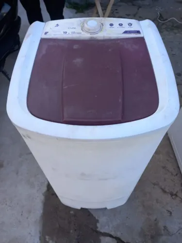 Vendo tanquinho e máquina de lavar faz tudo R$ 200 e 400 reais. Aceito cartão