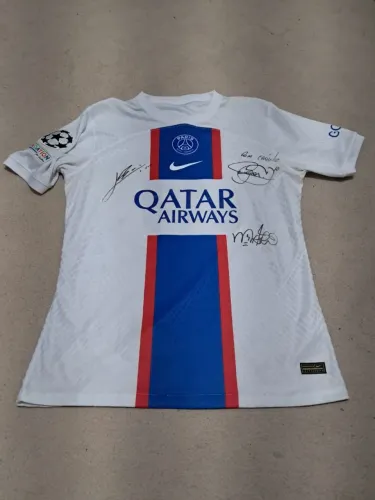 Camisa de jogo Messi autogragada por Messi, Neymar e Marquinhos