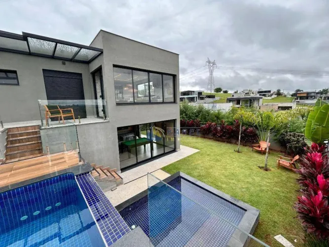 CASA à VENDA com 600m DE TERRENO, 3 SUÍTES, PISCINA, QUINTAL GRAMADO em CONDOMÍNIO FECHADO