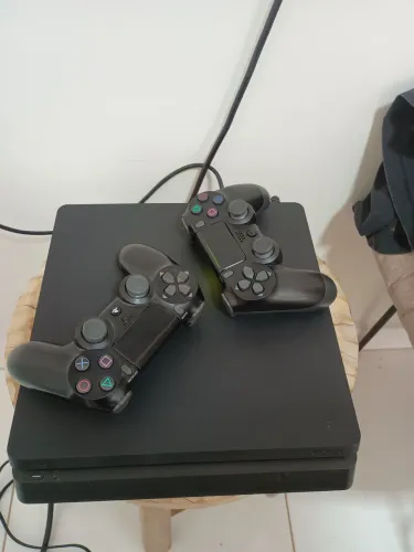 Ps4 slim 1tb , 2 controles