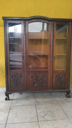 Vendo cristaleira com largura. 40cm, altura 1,80 e comprimento 1,30 e mesinha com 90x90