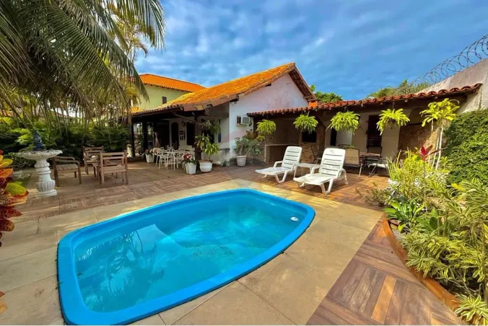 À venda casa de charme com, piscina e área gourmet no Portal da Ferradura, em Armação dos