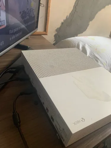 Vendo Xbox one semi novo,de 1tera
