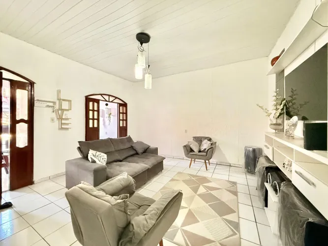 Casa à venda na Sacramenta com 2/4, 182m2 por 300 mil