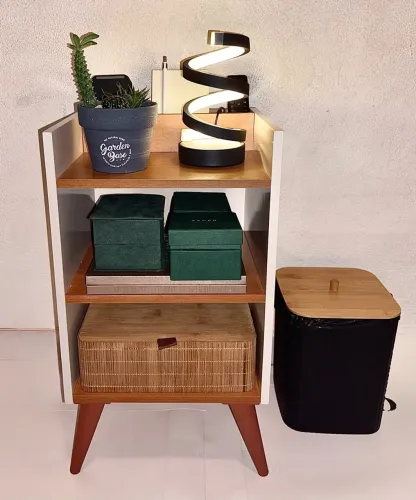 Mesa de Noite Off White/Mandeira Natural + Luminária Led Moderna