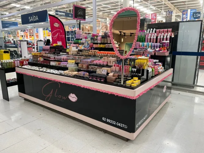 Quiosque  vendendo com produtos e ponto 