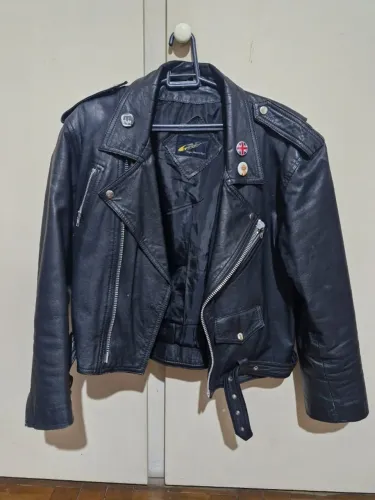 Jaqueta de Couro Customizada (Ramones) Usada