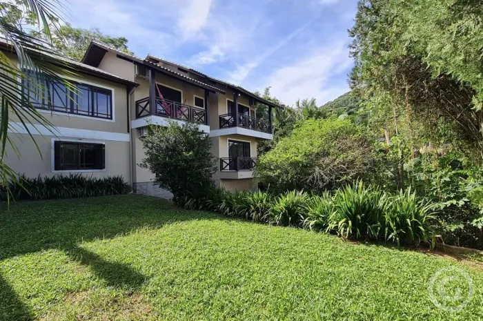 Casa residencial ampla com espaço de lazer e vista para o mar, no bairro Sambaqui