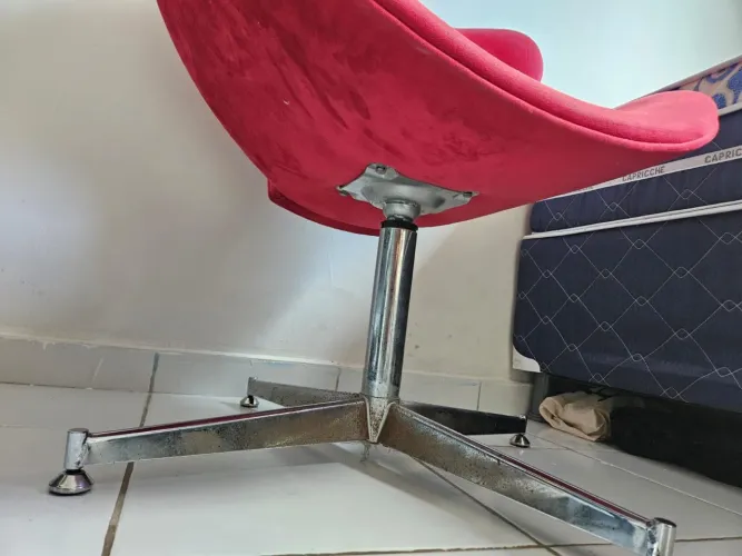 Poltrona giratória decorativa vermelha