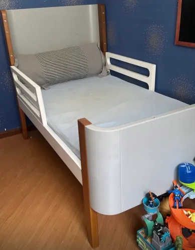 Berço que vira cama com pé jequitibá