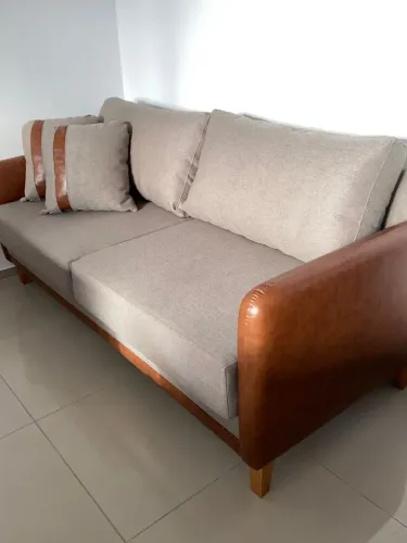 Sofá fixo estilo Composê courino e linho
