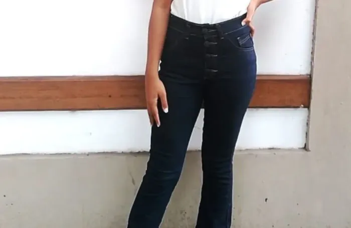 Calça jeans estilosa e elegante, perfeita para quem ama um look moderno