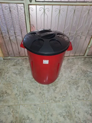 Balde 93 litros  ideal para colocar  e armazenar água  valor 80
