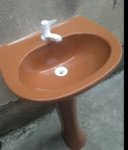 Lavatório e vaso sanitário usado da mesma cor, em perfeito estado