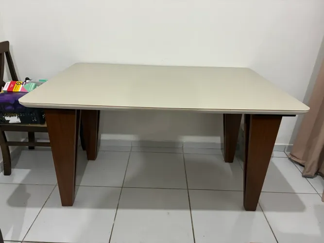 Mesa de Jantar com tampo de vidro e 4 cadeiras