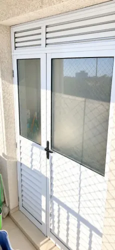 Porta-Balcão de Alumínio com Veneziana e Vidro 1,15 x 2,20m