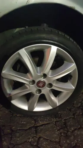 Vendo rodas  aro 15 do Gran Siena pneus 185/45/15  80 %